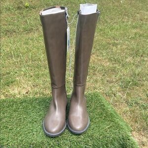 A New Day Boots, Ladies size 8, zipper on outside. Brown